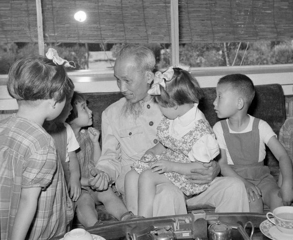 Presidente Ho Chi Minh visitó un jardín de infantes en Beijing, China, el 27 de junio de 1955. (Foto: VNA)
