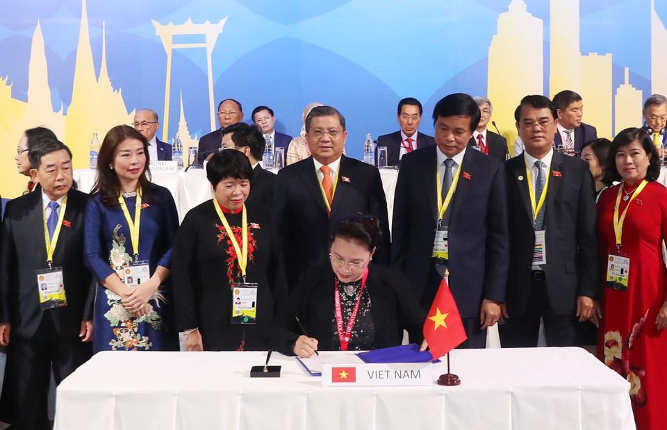 Presidenta de la Asamblea Nacional de Vietnam, Nguyen Thi Kim Ngan, recibió el cargo de la Presidenta de la XLI Reunión de la Asamblea Interparlamentaria de la ASEAN (AIPA 41) para 2020. (Fuente: VNA)