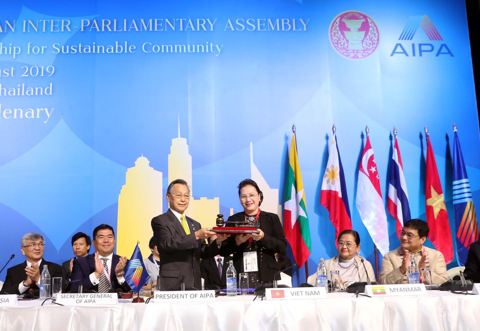 Presidenta de la Asamblea Nacional de Vietnam, Nguyen Thi Kim Ngan, recibió el cargo de la Presidenta de la XLI Reunión de la Asamblea Interparlamentaria de la ASEAN (AIPA 41) para 2020. (Fuente: VNA)