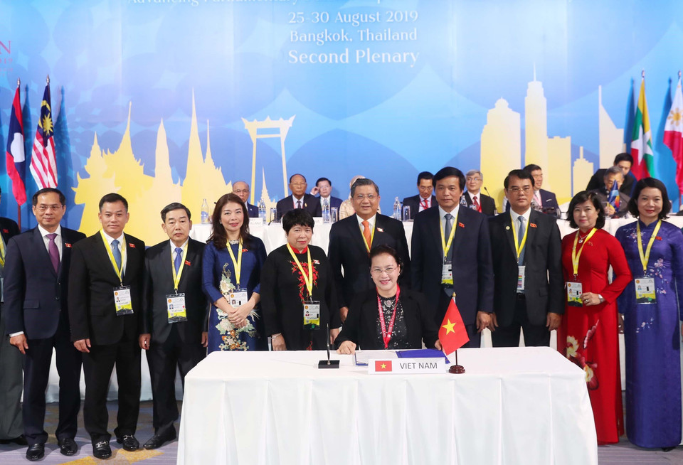 Presidenta de la Asamblea Nacional de Vietnam, Nguyen Thi Kim Ngan, recibió el cargo de la Presidenta de la XLI Reunión de la Asamblea Interparlamentaria de la ASEAN (AIPA 41) para 2020. (Fuente: VNA)