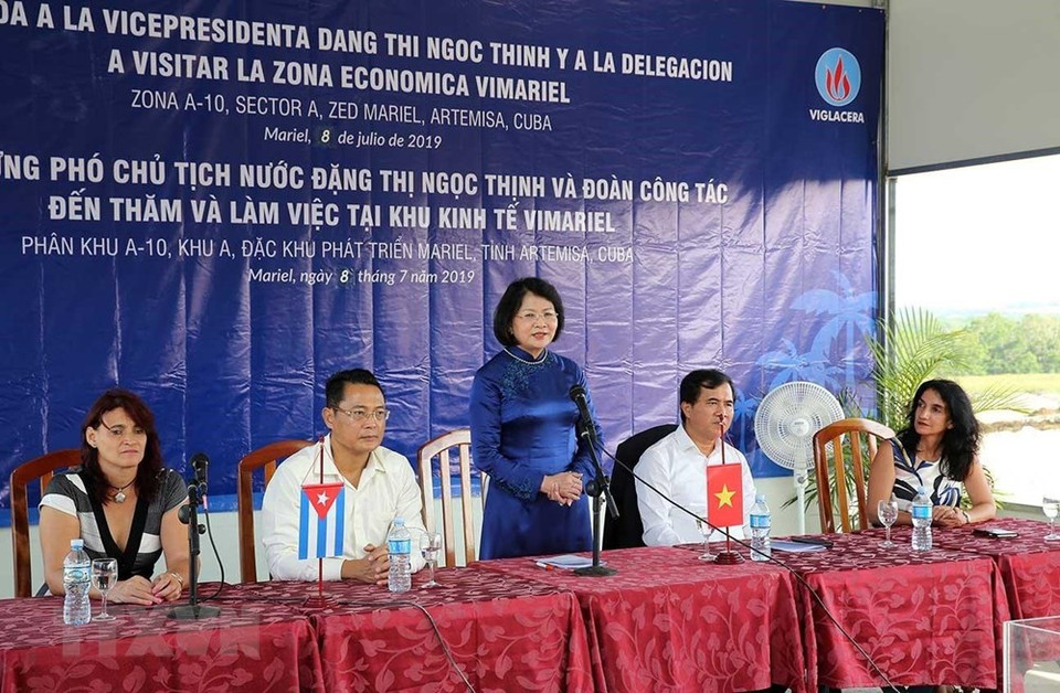 La vicepresidenta Dang Thi Ngoc Thinh se reúne con funcionarios y trabajadores vietnamitas que trabajan en la Zona Económica de Mariel. (Foto: Phuong Hoa / VNA)