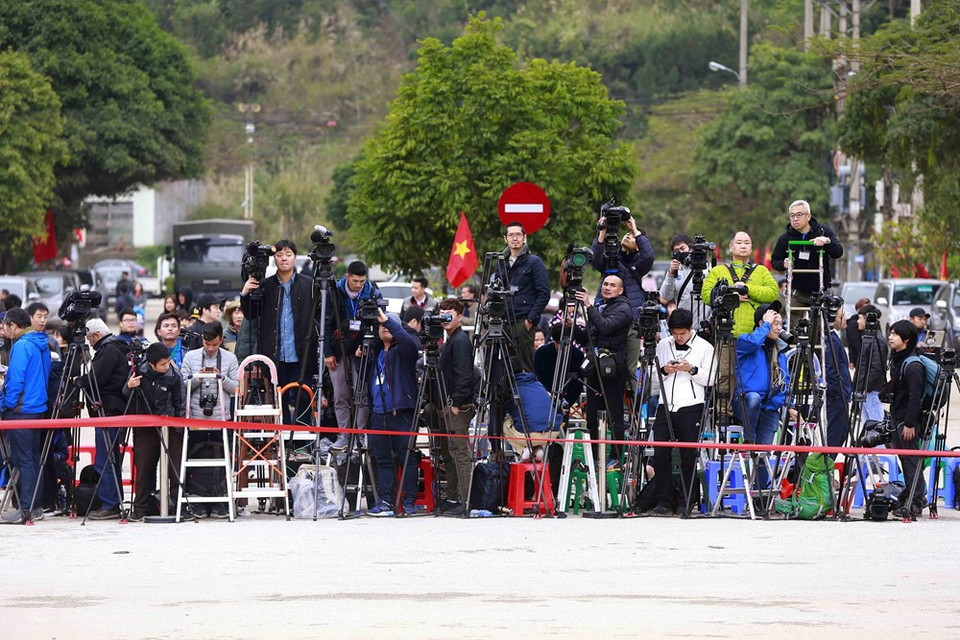 Los reporteros de las agencias de prensa nacionales e internacionales listos para cubrir la llegada del mandatario norcoreano, Kim Jong-un, en el terminal Dong Dang. (Foto: VNA)