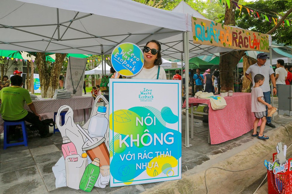 También en el marco de la campaña, se organizó una feria con productos ecológicos. (Foto: VNA)