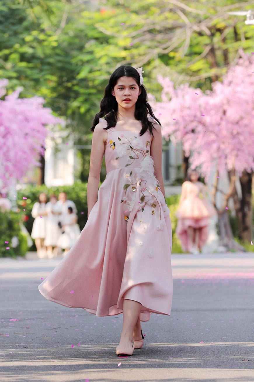 Los colores pastel como rosado, así como amarillo y verde son los tonos principales de la colección. (Foto: VNA)