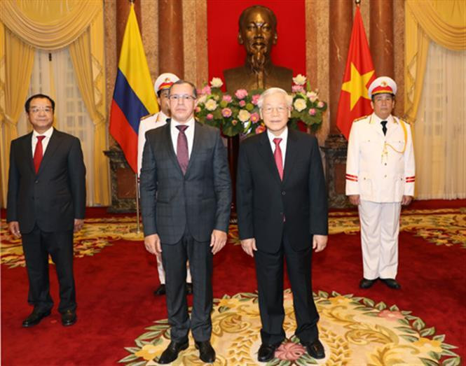 Embajador de Australia, Robyn Louise Mudie, entregó a Nguyen Phu Trong sus cartas credenciales. (Foto: VNA)