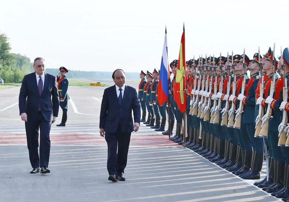 El premier Nguyen Xuan Phuc y el vicecanciller ruso Igor Morgulov en la ceremonia de despida. (Foto: VNA)