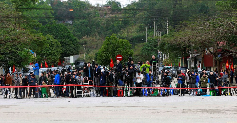 Los reporteros de las agencias de prensa nacionales e internacionales listos para cubrir la llegada del mandatario norcoreano, Kim Jong-un, en el terminal Dong Dang. (Foto: VNA)