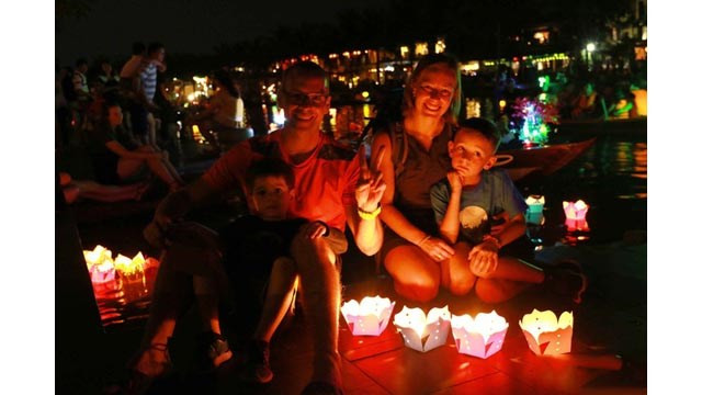 Turistas extranjeros, que visitan Hoi An por primera vez, se sorprenden de la tradición de lanzamiento de faroles a lo largo de ambas orillas del río Hoai.