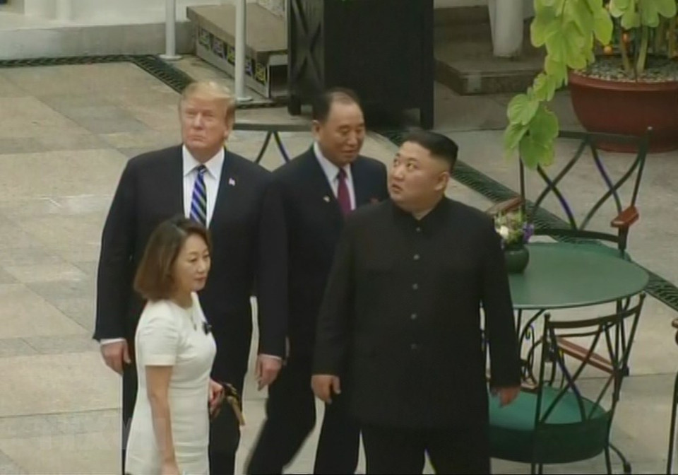 Presidente estadounidense, Donald Trump, y el líder norcoreano, Kim Jong-un, en el hotel Sofitel Legend Metropole Hanoi antes de la reunión ampliada el 28 de febrero de 2019, en marco de la segunda Cumbre EE.UU.-RPDC. (Fuente: VNA)