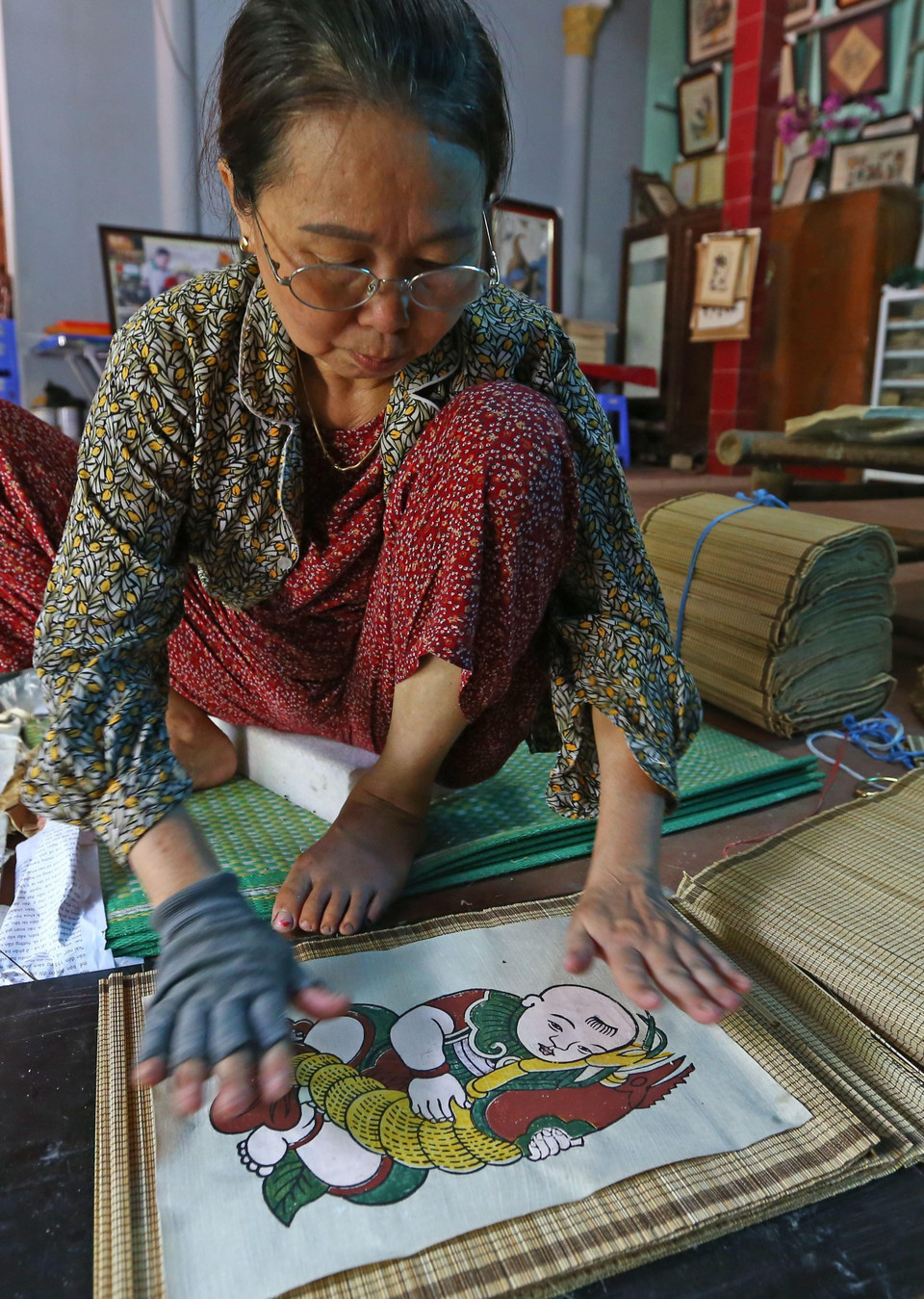 Para elaborar el papel, se muele la concha de un tipo de molusco, y se mezcla con el pegamento cocido de arroz o yuca. Después se utiliza un pincel de agujas de pino para cubrir con esa mezcla el papel hecho de una variedad de planta típica de forma tal que, bajo la luz, el papel resplandezca y exponga el estampado creado por las agujas. (Fuente: VNA)