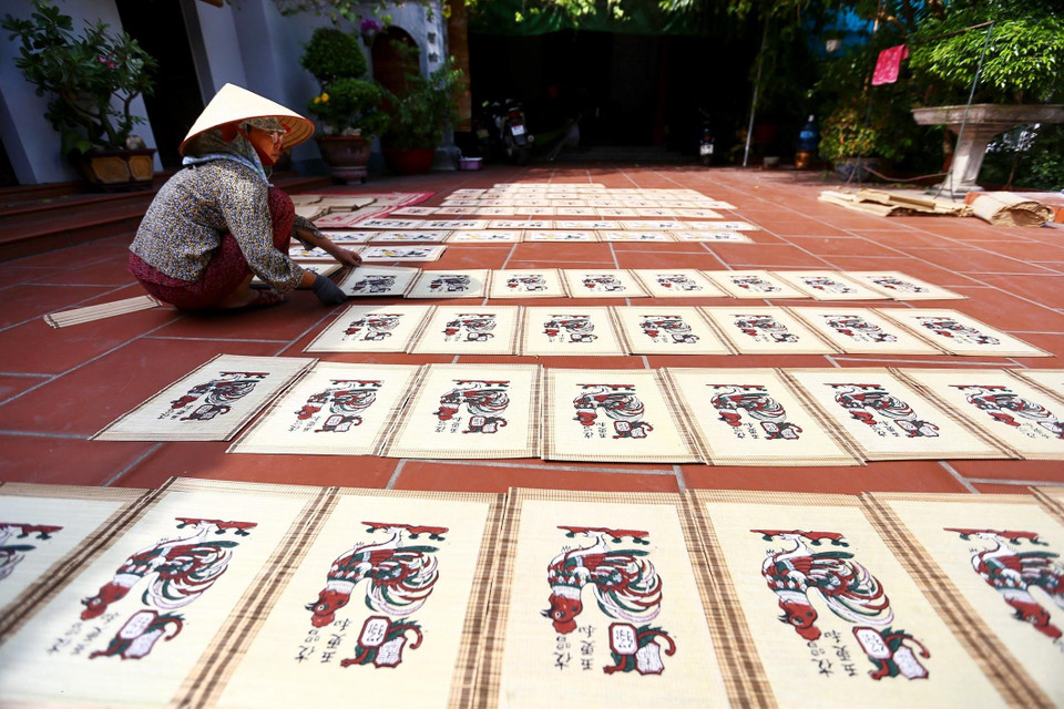 Los artistas preservan una colección de moldes y utilizan colores extraídos de materias naturales, por ejemplo, el negro de la madera quemada, el verde de las hojas, el amarillo de las flores, el blanco de la concha de vieira y el rojo de la grava. Cada cuadro no utiliza más colores. (Fuente: VNA)