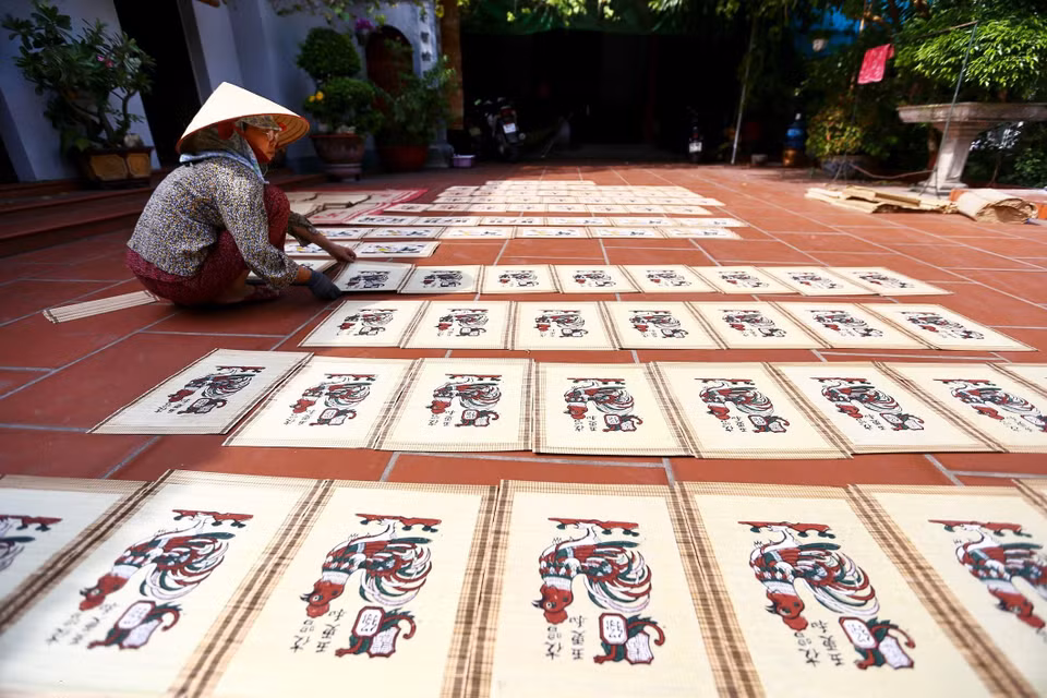 Los artistas preservan una colección de moldes y utilizan colores extraídos de materias naturales, por ejemplo, el negro de la madera quemada, el verde de las hojas, el amarillo de las flores, el blanco de la concha de vieira y el rojo de la grava. Cada cuadro no utiliza más colores. (Fuente: VNA)