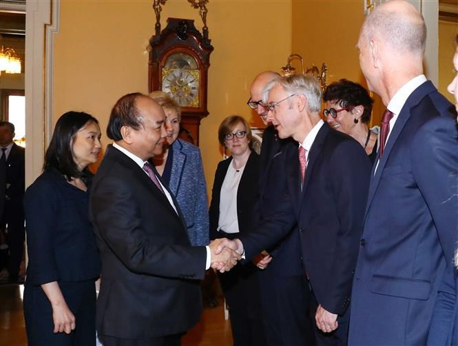 El primer ministro vietnamita, Nguyen Xuan Phuc, saluda a la delegación de Noruega que participa en la conversación oficial. (Foto: VNA)