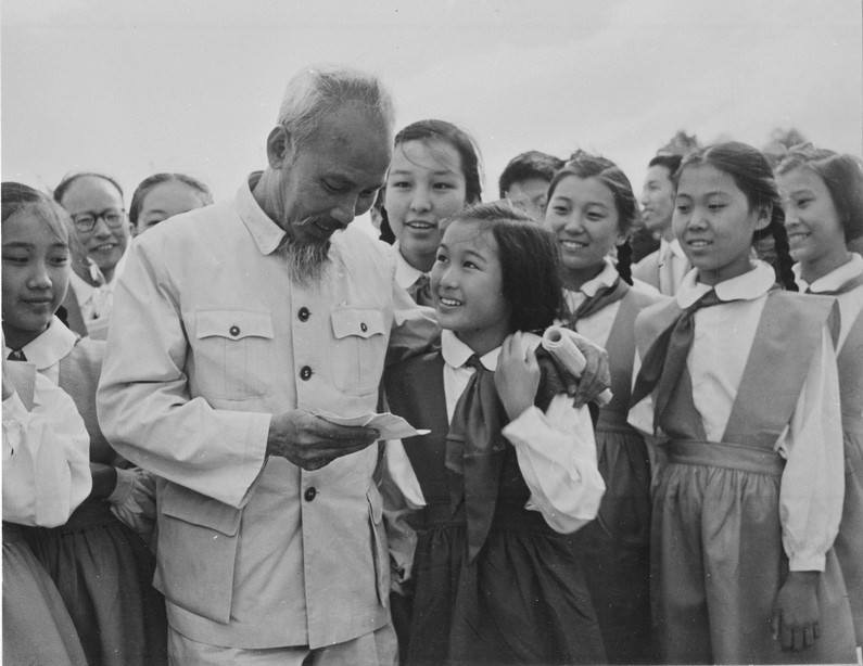 En la ceremonia de despedida del presidente Ho Chi Minh en Beijing, una niña china le pidió al presidente Ho Chi Minh que transfiera su carta a los niños vietnamitas, el 30 de agosto de 1957. (Foto: VNA)