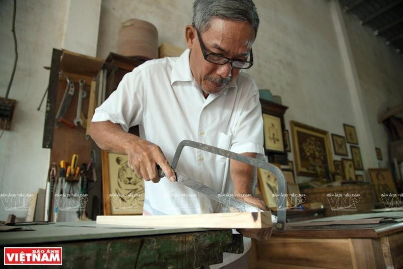 Con un fuerte amor por la marquetería, Nguyen Trung Ky ha dominado este arte y se ha convertido en un importante artista de marquetería en Vietnam (Foto: VNA)