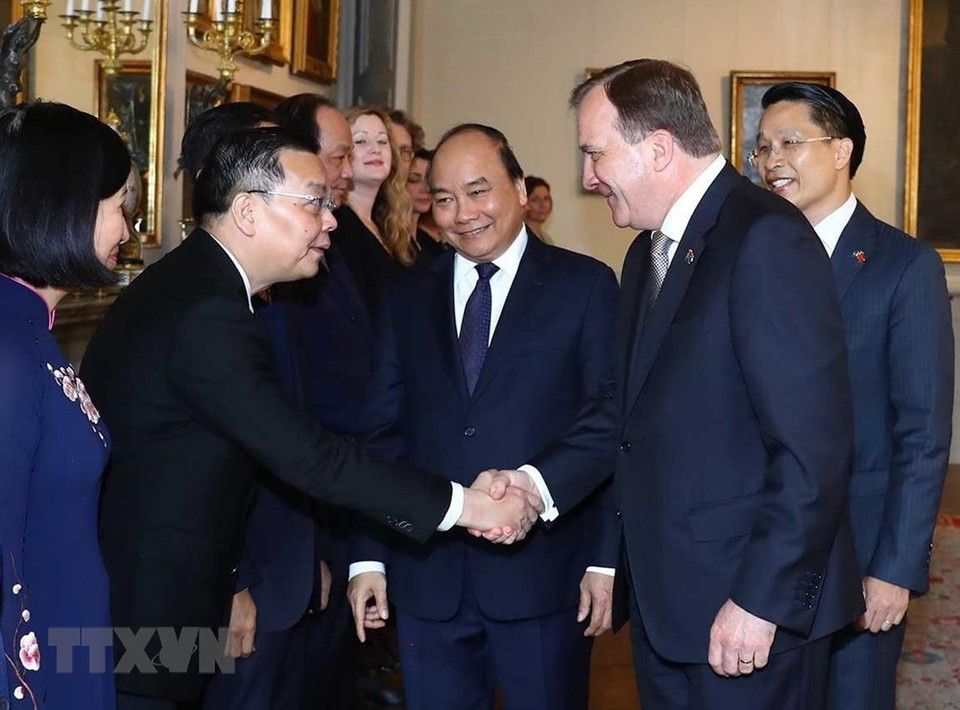 Premier Nguyen Xuan Phuc presenta a Löfven a los miembros de la delegación vietnamita de alto nivel. (Foto: VNA)