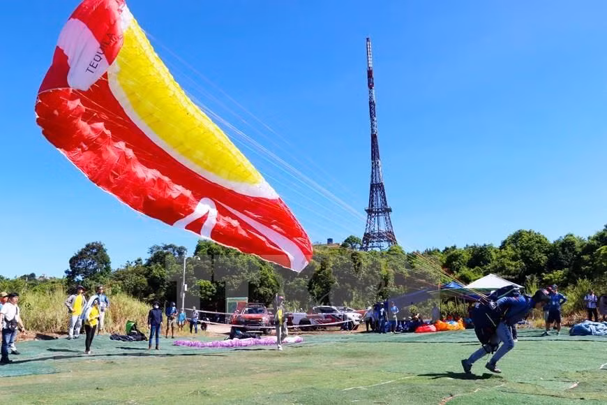Los atletas comienzan la competencia en la península de Son Tra, uno de los destinos turísticos más famosos de Vietnam. (Foto: VNA)