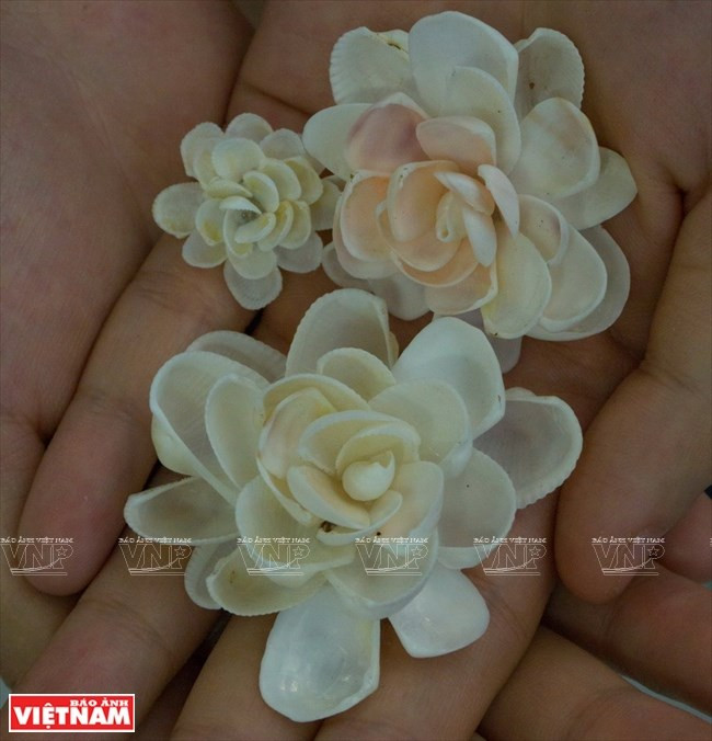 Tran Thi Ngoc Hieu, quien vive en la provincia central de Dong Nai, crea pinturas de las conchas. (Foto: VNA)