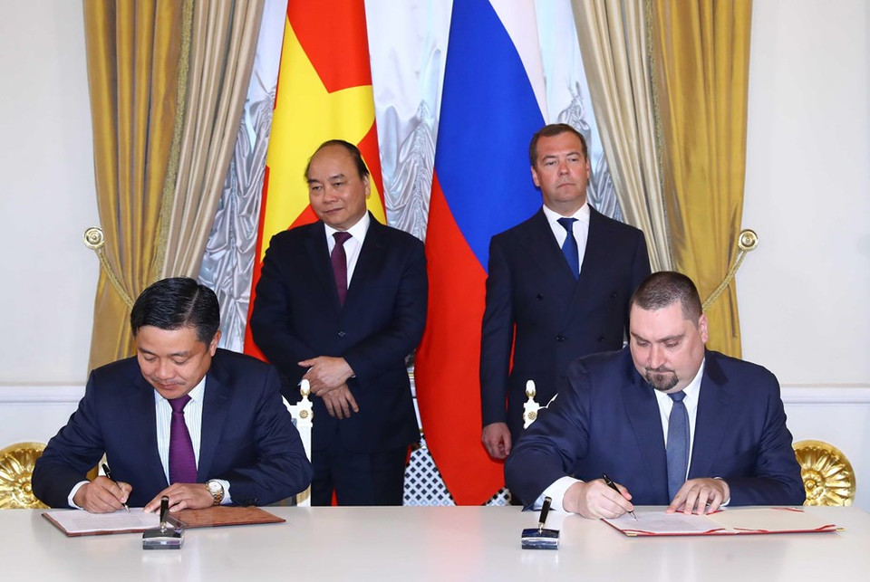 El primer ministro vietnamita, Nguyen Xuan Phuc, y su par ruso, Dmitri Medvedev, testimoniaron la firma de acuerdo de colaboración. (Fuente: VNA)