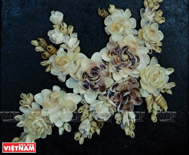Tran Thi Ngoc Hieu, quien vive en la provincia central de Dong Nai, crea pinturas de las conchas. (Foto: VNA)