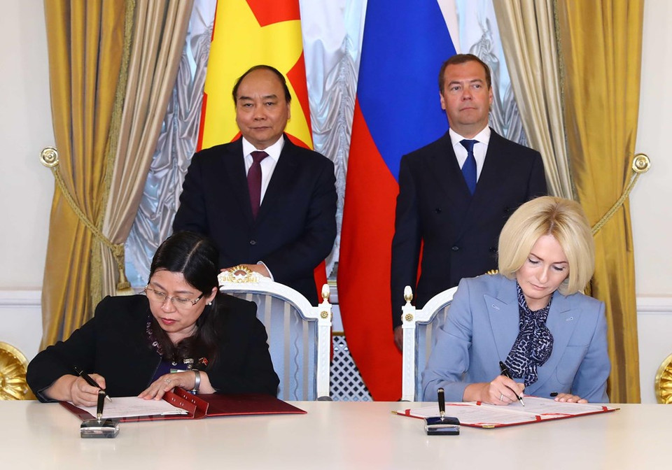 El primer ministro vietnamita, Nguyen Xuan Phuc, y su par ruso, Dmitri Medvedev, testimoniaron la firma de acuerdo de colaboración. (Fuente: VNA)