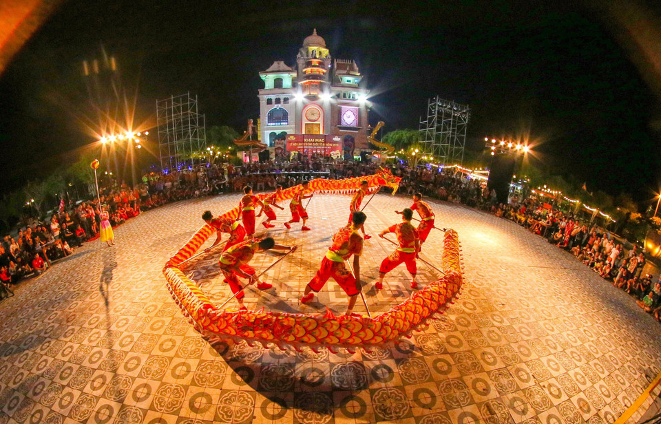 Danzas de dragón en ciudad litoral de Da Nang