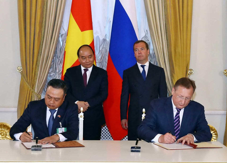 El primer ministro vietnamita, Nguyen Xuan Phuc, y su par ruso, Dmitri Medvedev, testimoniaron la firma de acuerdo de colaboración. (Fuente: VNA)