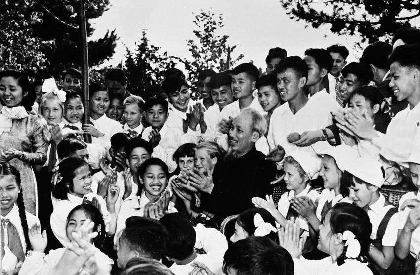 El presidente Ho Chi Minh visitó a niños vietnamitas y soviéticos en un campamento de verano internacional en Tukovo, a 90 km de Moscú, el 16 de julio de 1957. (Foto: VNA)