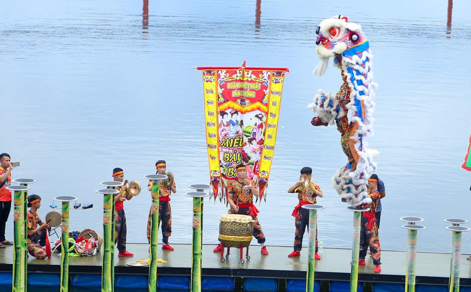 Danzas de dragón en ciudad litoral de Da Nang