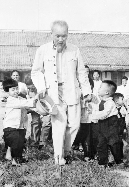 Niños en el campamento de niños de Ciudad Vinh, en la provincia de Nghe An, dieron la bienvenida al Presidente Ho Chi Minh, en junio de 1967. (Foto: VNA)