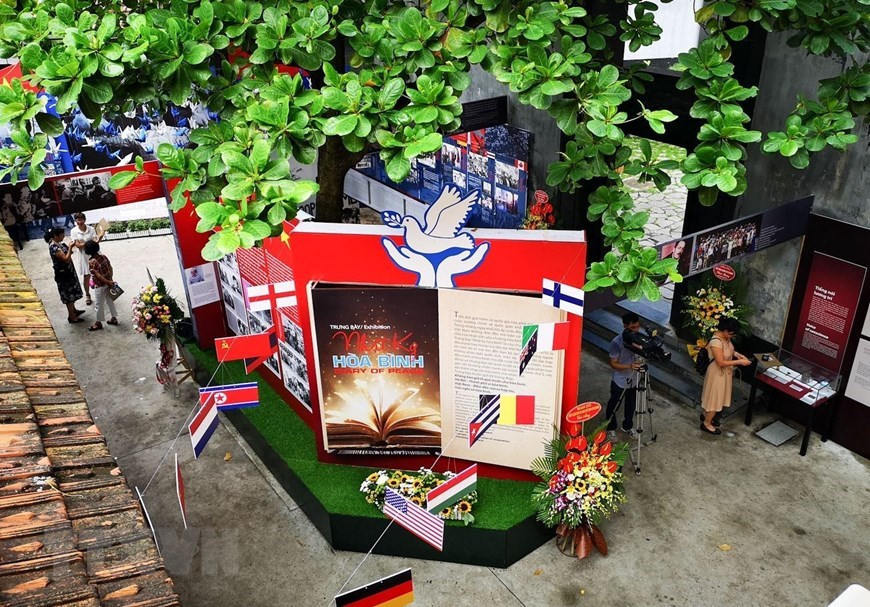 La exhibición se lleva a cabo en la antigua prisión Hoa Lo que solía encarcelar a muchos patriotas y revolucionarios vietnamitas durante el tiempo colonialista francés, y luego los pilotos estadounidenses durante la guerra contra los imperialistas norteamericanos. (Foto: VNA)