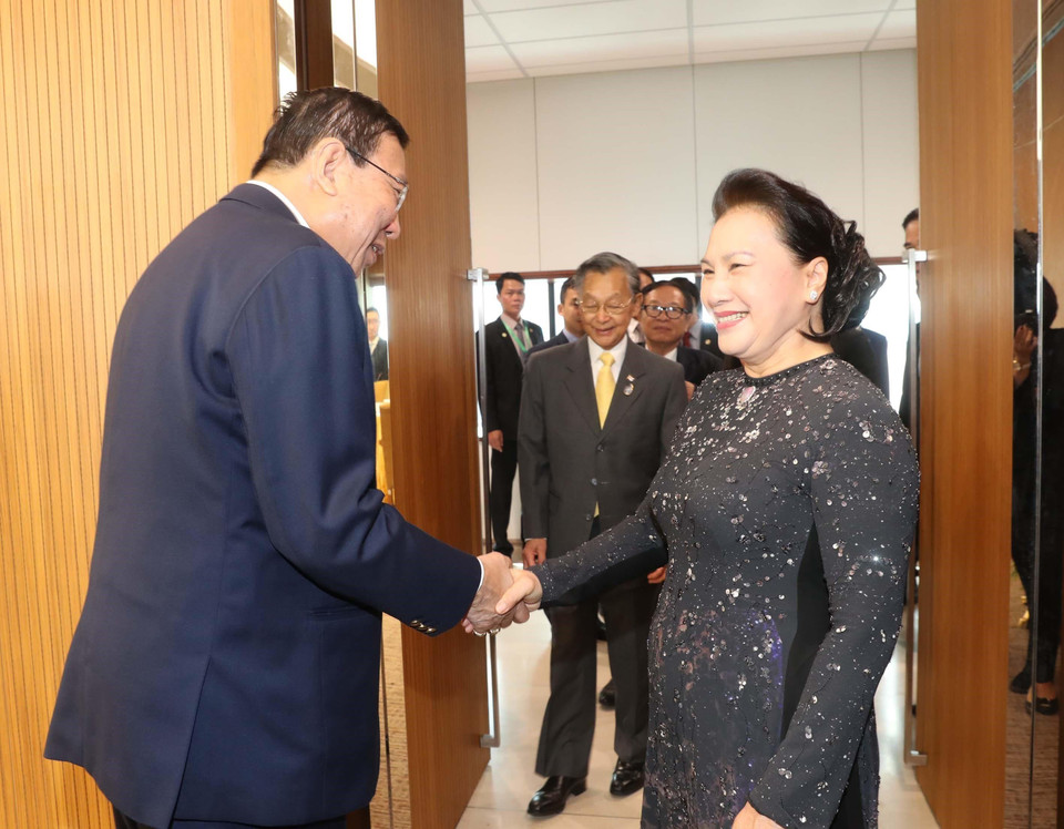 Presidenta legislativa de Vietnam, Nguyen Thi Kim Ngan, se reúne en Bangkok con el titular del Senado anfitrión, Pornpetch Wichitcholchai. (Fuente: VNA)