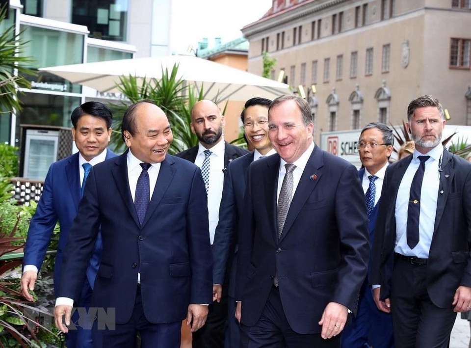 Los premieres ministros vietnamita, Nguyen Xuan Phuc, y sueco, Stefan Löfven, participan al Foro Empresarial Vietnam-Suecia. (Foto: VNA)