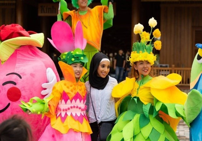 Disfrutan los visitantes de la belleza de la exposición. Fuente: VietnamPlus