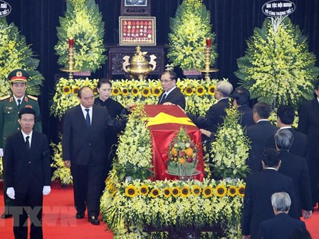 Dirigentes del Partido Comunista, del Estado y Gobierno rinden el homenaje póstumo a Le Duc Anh. (Foto: VNA)
