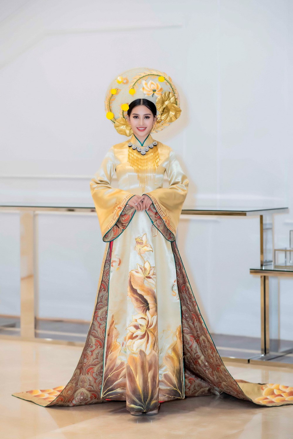 La miss Tieu Vy presenta la colección “El misterioso oriente” del diseñador Tran Thien Khanh. (Fuente: VNA)