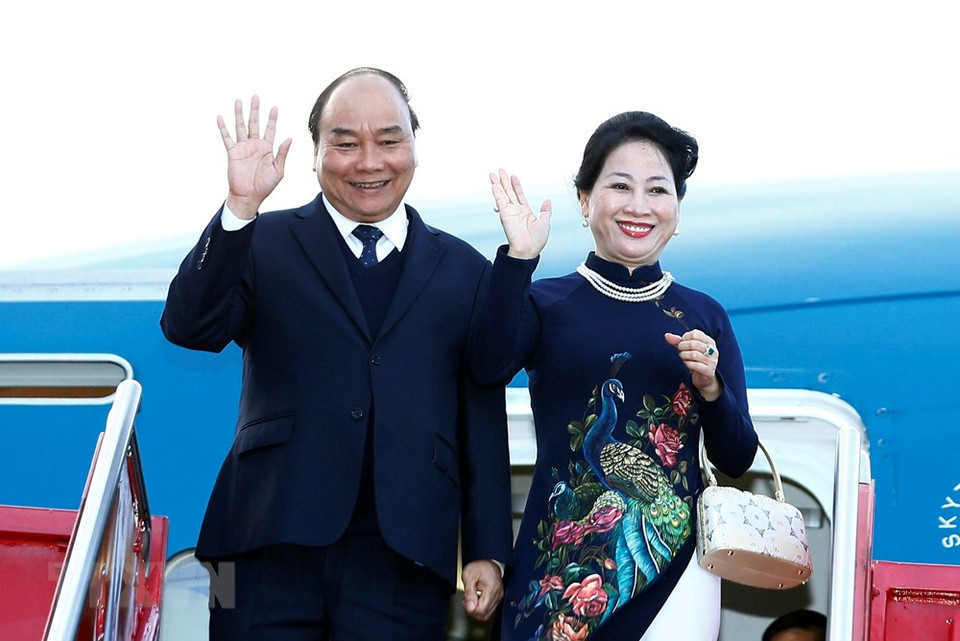Premier Nguyen Xuan Phuc y su esposa llegan al aeropuerto Gardermoen, en Oslo. (Foto: VNA)