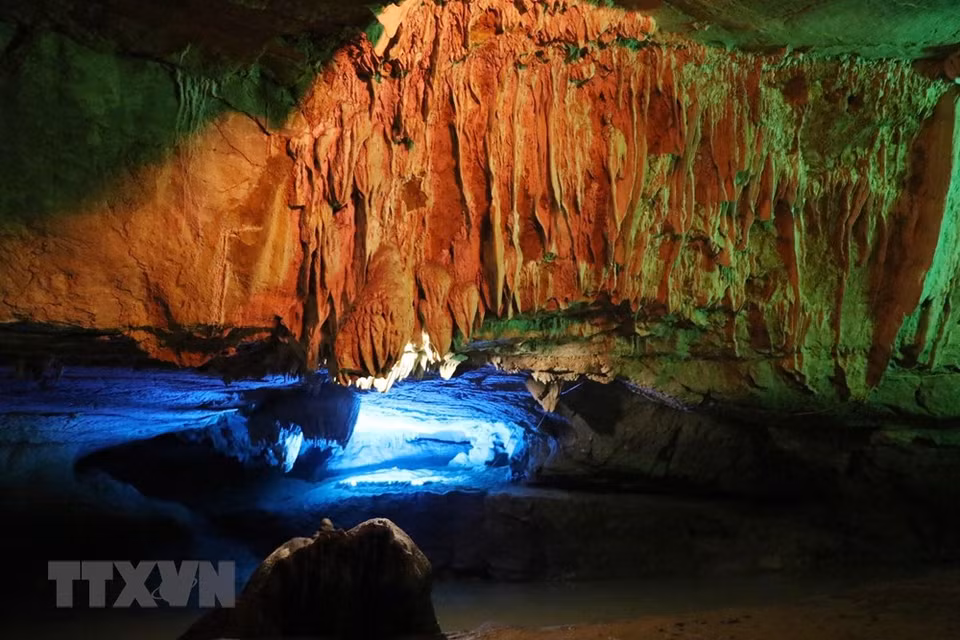 La gruta Thien Ha se divide en dos áreas que incluye una cueva seca y la otra húmeda, con una longitud total de 700 m. (Foto: VNA)