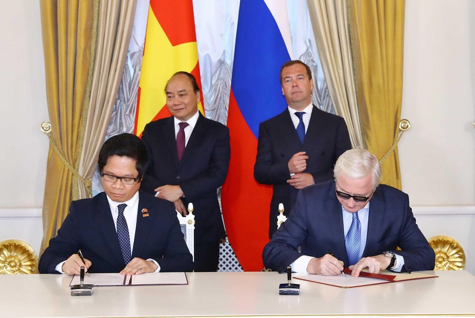 El primer ministro vietnamita, Nguyen Xuan Phuc, y su par ruso, Dmitri Medvedev, testimoniaron la firma de acuerdo de colaboración. (Fuente: VNA)