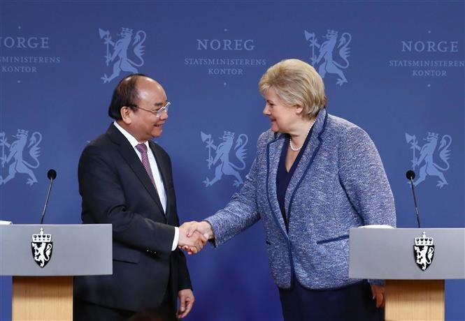 El primer ministro vietnamita, Nguyen Xuan Phuc, y su homóloga noruega, Erna Solberg, en una conferencia de prensa después de sus conversaciones. (Foto: VNA)