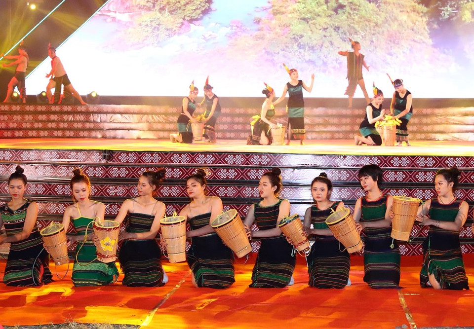 Actuación artística en el Festival de Brocado en Dak Nong. (Fuente:VNA)
