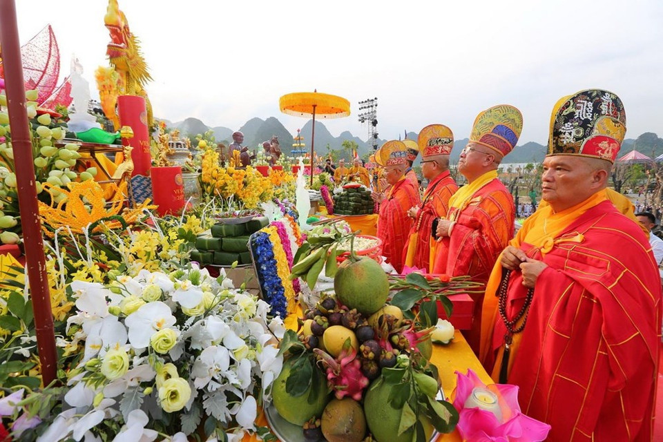 Bonzos superiores y monjes en la misa. (Fuente: VNA)