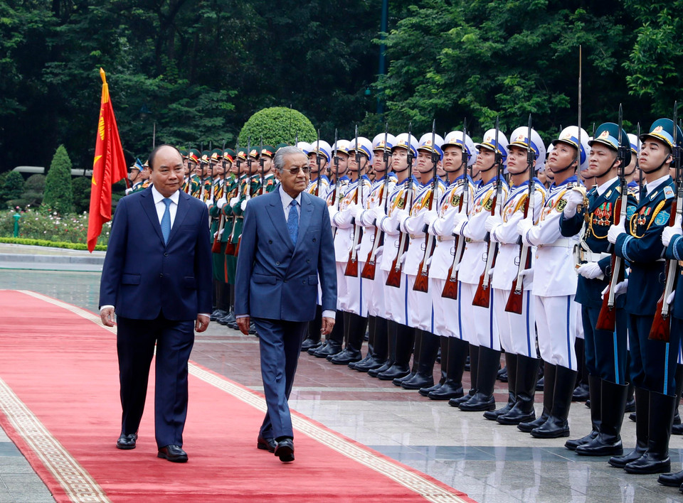Primer ministro vietnamita, Nguyen Xuan Phuc, y su par malasio, Mahathir Mohamad, en la ceremonia de bienvenida en Hanoi (Fuente: VNA)