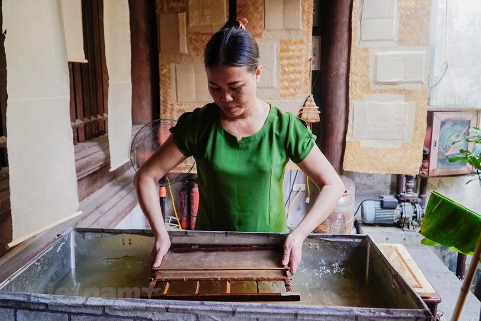 El oficio de elaboración del papel Do en Vietnam tiene una larga tradición y respondía a diferentes demandas de la sociedad antigua vietnamita, especialmente de la escritura de caracteres chinos, impresión de pinturas folclóricas, entre otros. (Fuente: VNA)