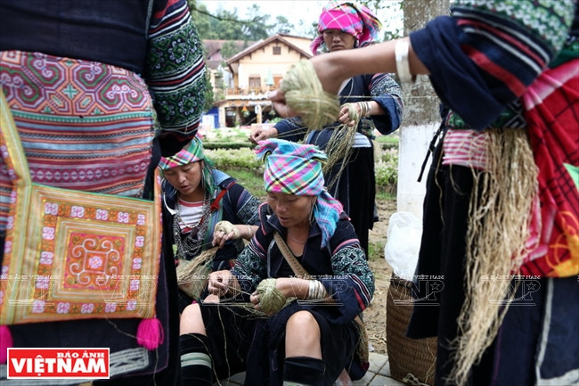 Mujeres de étnicas Mong tejen ropas en cualquier esquina de la ciudad de Sapa. (Fuente: VNA)