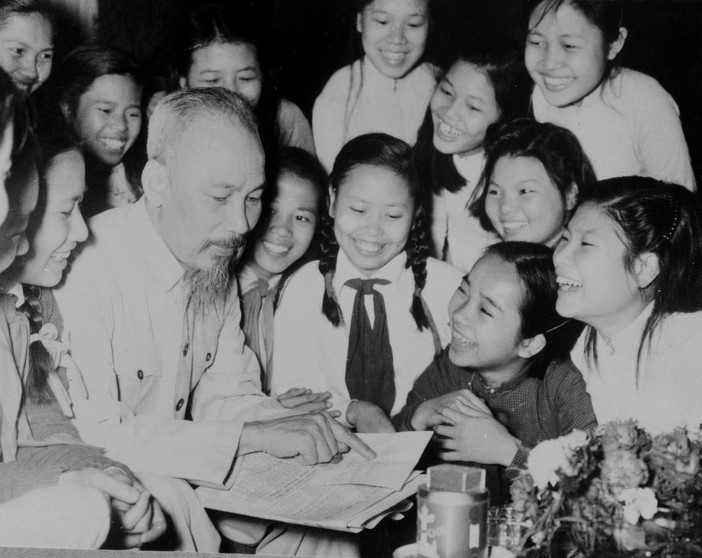 El Presidente Ho Chi Minh con los niños en Hanoi el 19 de mayo de 1956. (Fuente: VNA)