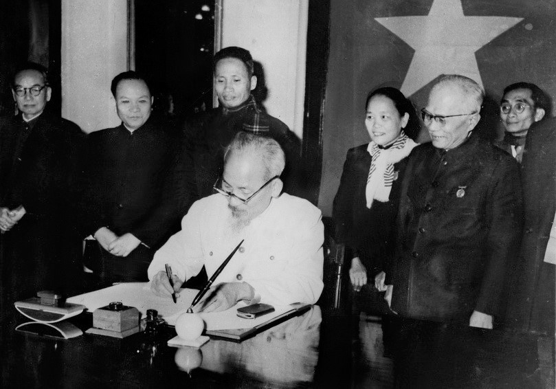 El Presidente Ho Chi Minh firmó la Constitución Nacional el 1 de enero de 1960. (Fuente: VNA)