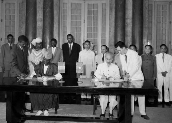 El 17 de septiembre de 1960, el Presidente Ho Chi Minh y su par de Guinea, Ahmed Sékou Touré, firmaron una declaración conjunta en Hanoi. (Fuente: VNA)