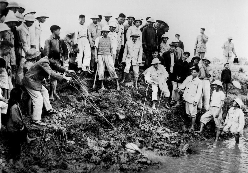 El Presidente Ho Chi Minh trabaja en el campo con los campesinos el 12 de enero de 1958. (Fuente: VNA)