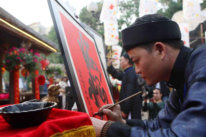 Presentación de arte caligráfico durante la ceremonia de apertura. (Fuente: VNA)